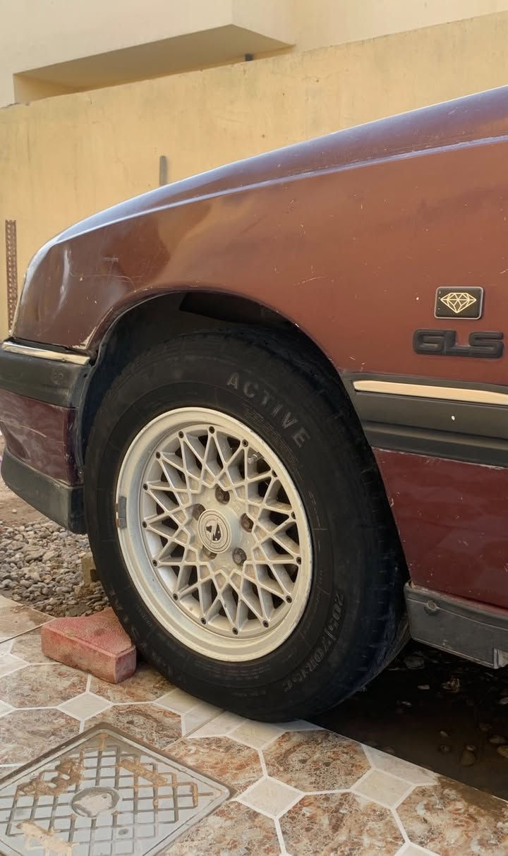 اوبل اوميغا 1991
شرط محرك وكير محركها 2000
كهربائيات كامل شغال 
للاستفسار ***********
