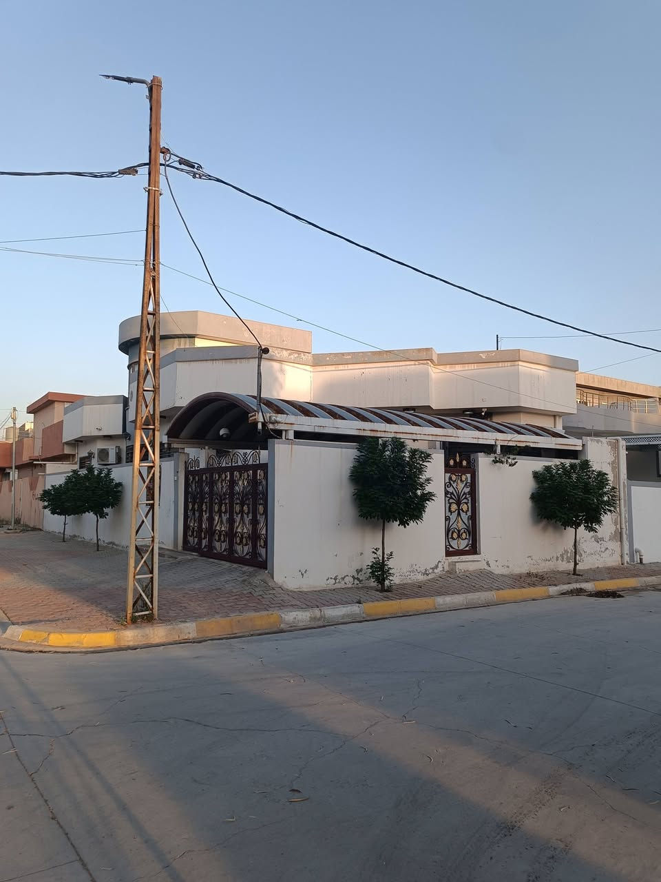 دار للبيع طابو صرف المساحة  200 متر  علئ حديقة عامه وشارع عشرين منطقة هادئة وراقية وخدمات فول
بناء مرتب ونظيف 
يحتوي على  غرفتين نوم واستقبال ومطبخ وهول وصحيات وكراج سياره 
موقع حي الاسرئ والمفقودين خلف جامع المعراج 
السعر 210مع المجال
للاستفسار الاتصال ***********☎️
