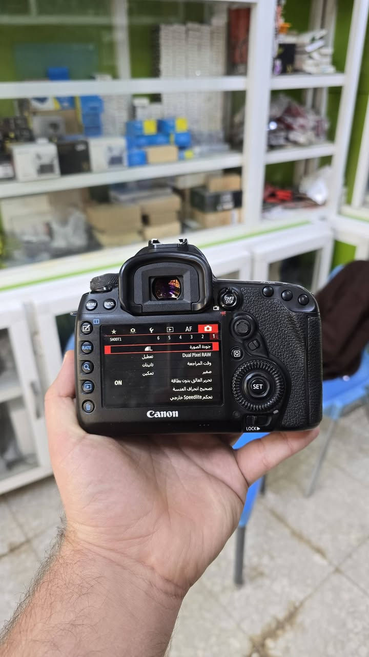 كانون 5Dmark IV مع 50 - F8
نضافه90% كامل ملحقات اصليه حزام شاحنه بطاريه رام جنطه 
سعره مليون و500الف .
مكاني بابل ***********
