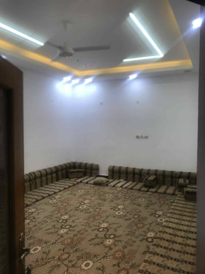 للبيع بيت ملك صرف مساحة 200 متر طابق الارضي يتكون 
غرفتين وصاله 
ومطابخ حار وبارد 
كيلدور ودوانيه 
صحيات ٣داخلي وخارجي 
منور ممر
الطابق الثاني 
4غرف 
وصاله وحمام 
بناء حديث المكان حي الزهراء  صوب الكبير 
ورى مركز شرطه *********** اقرب نقطه ماركة ال حسن قل من طرف المندوبه ياعلي مدد هاي امانه عندك اخي الكريم واختي الكريمه هم
