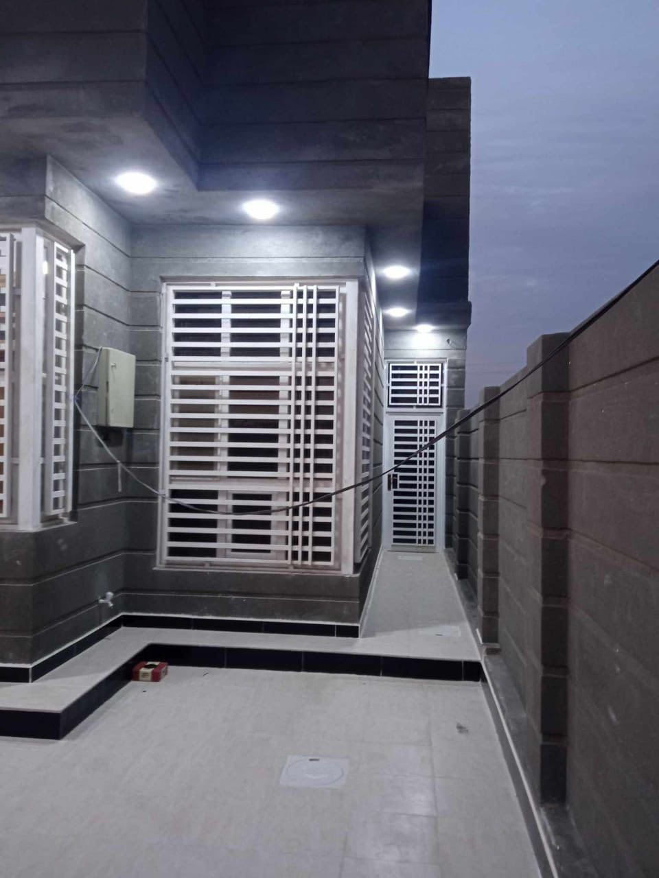 🏠 فرصة للبيع – بيت سكني مميز
📍 رقم القطعة: 911
📐 المساحة: 250 متر

📍 الموقع:
الحولي /قرب حلويات الشهد 
▪️ يقع على شارع عرض 15 متر
▪️ يبعد 40 متر فقط عن الشارع المؤدي للحولي

✨ تفاصيل البناء:
واجهة 10 متر /نزال 25 متر
▪️ استقبال: 4.25×8
▪️ هول: 3.80×5
▪️ مطبخ: 3.75×6
▪️ غرف نوم عدد (2): 4×5

🏢 الطابق الثاني:
▪️ غرفة نوم: 3.75×6
▪️ مجمع صحيات
▪️ مخزن

🚿 الخدمات:
▪️ مجمع صحيات متكامل داخلية 
▪️ صحيات خارجية

🏗️ المواصفات:
▪️ أرضية الطابق الأرضي درجة أولى
▪️ الطابق الأول كاشي قياس 50×50 (جلي موقع)
▪️ شغل درجة أولى بكافة مفاصل البناء
◾️يحتوي على حديقة خارجيه
🔴مطلوب إسكان : 40 مليون
للاستفسار الاتصال على الرقم / ***********
***********
