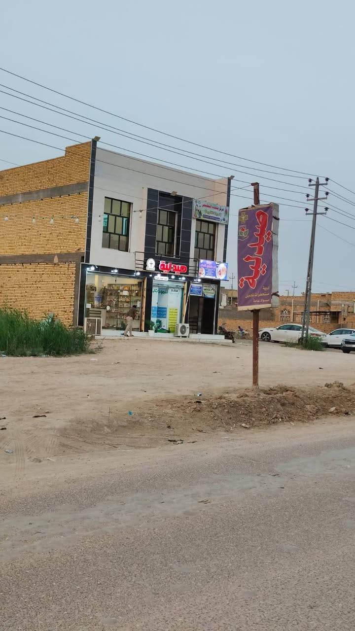 بنايه للأيجار 
الاسكان الصناعي
 الشارع الحولي شارع ال بو فياض
 عالشارع الرئيسي
 طابق ثاني 
تتكون من خمس غرف وصاله كبيره 14 متر ومجمع صحيات عدد 2
تصلح مجمع طبي او مركز تجميل متكامل او قاعة جم او قاعة أعراس او كوفي أو معهد دورات للطلاب أو سكن 
للأستفسار
***********
***********
