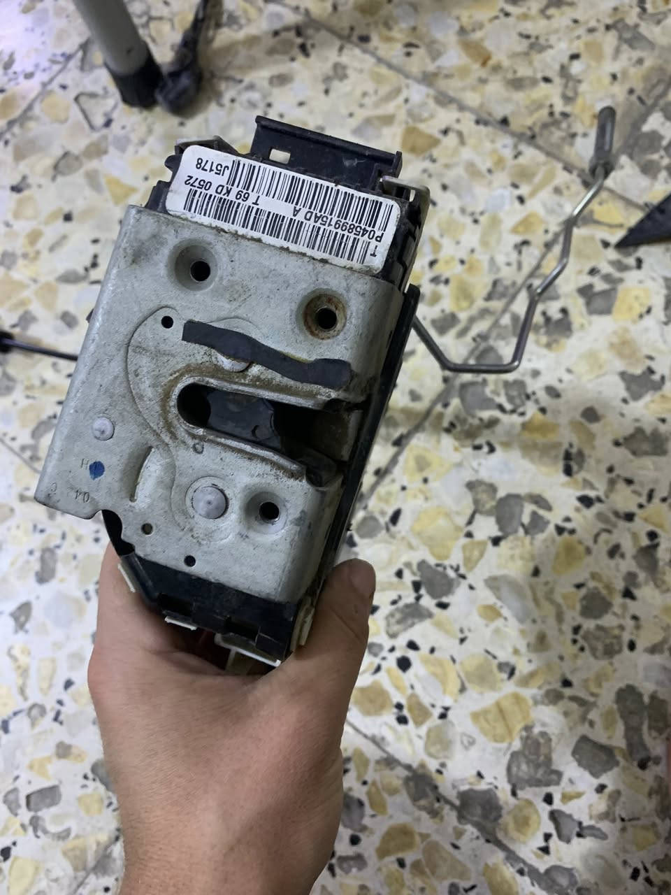 سلام عليكم  كيلون مال باب جارجر الباب السايق او الوره سايق او قفل ما صنطوك كامل او دعاميه خلفيه جارجر  ابلاديه  لون بنفسجي مكان بغداد الجديده الدعانيه 50 الف او الكيلونات اثنينهن 40 او القفل ما صندوك 25 او بيهن مجال للطيبين رقم ***********
