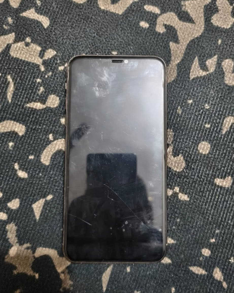 سلام عليكم iPhone 11pro maxللبيع شرق اوسط ذاكره 256 جهاز مثل مموضح  بصوره نضيف شحن خير من الله لاتفكر بلشحن امانت الله مامبدل لاشاشه ولابطاريه فقط ظهر اصلي شغل درجه اولى ممبين نهائياً الخلل الوحيد بس الكامره تتاخر شويه بتشغيل 
يرهم بيع او مراوس ب12pro max او 13pro max حتى اذا يصير فرق عادي او بيه خلل بسيط هم عادي 
***********
***********الكورك فقط واتساب
