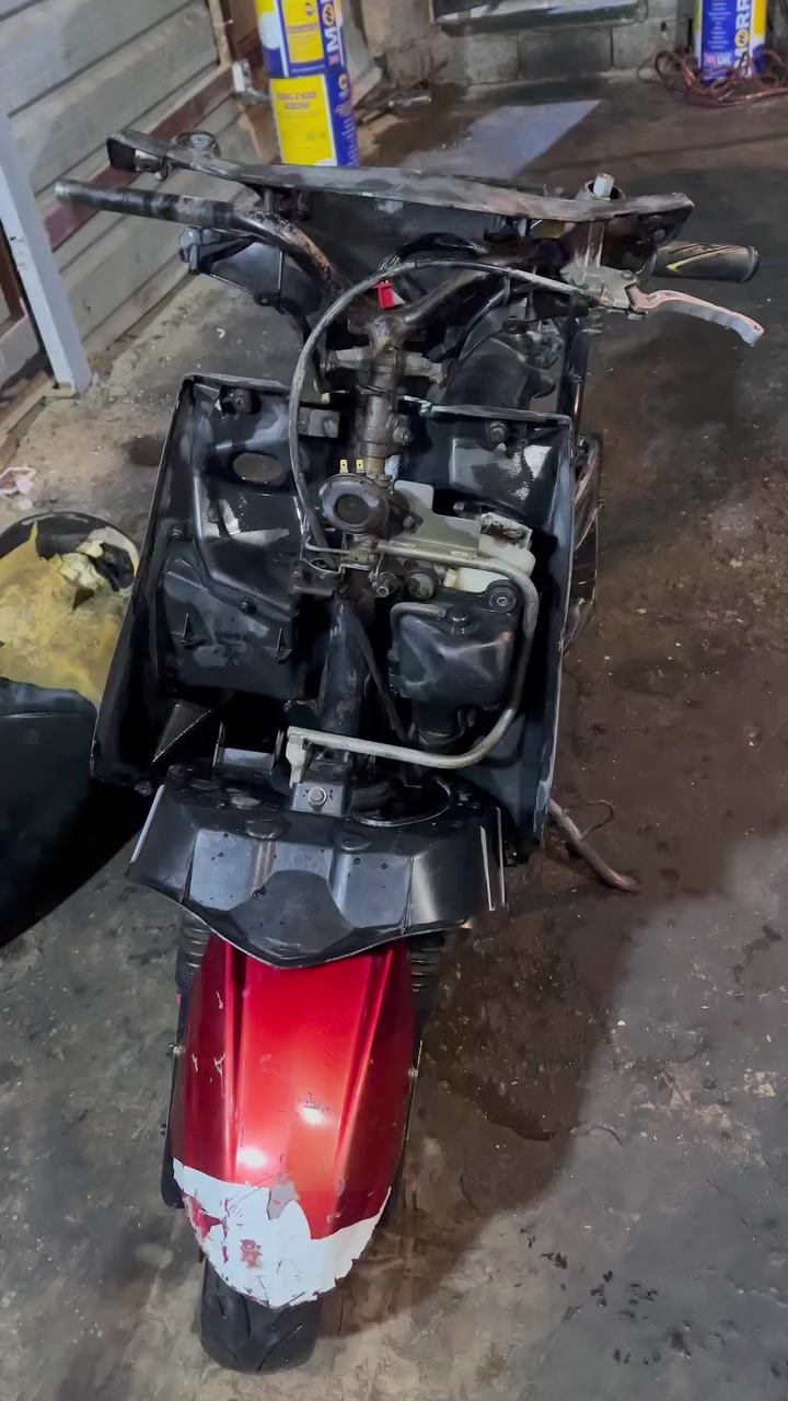 السلام عليكم 
شاصي سكنس فحل ومكينه شغاله نقص كابريتر وصالصه 
وسوادات وضفيره ابيع كوم حديد  
مكاني بغداد الشعله 
السعر٢٢٥
***********
