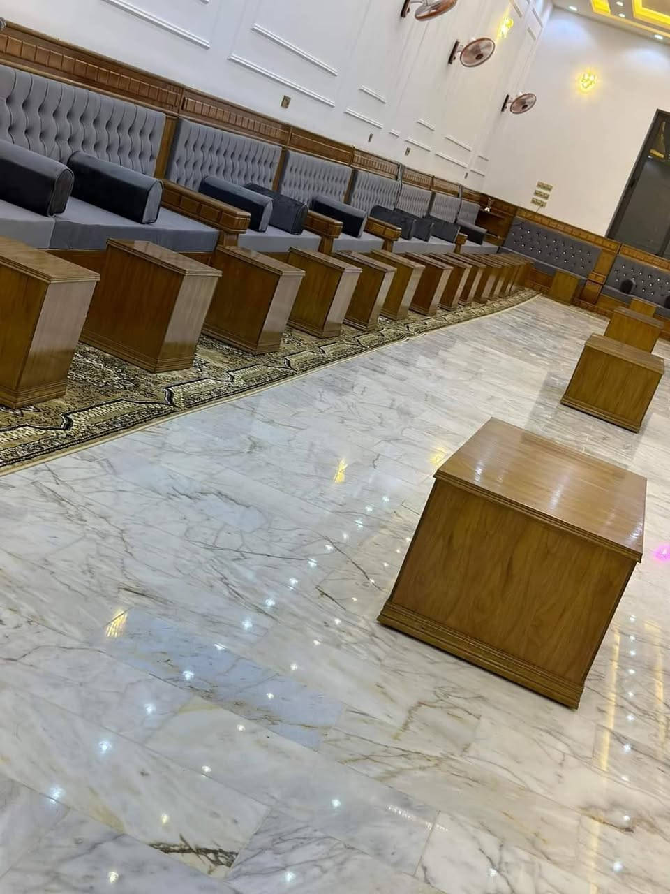 🌙 بـ 110 ألف فقط بدل 250! 🌙
​عرض العيد الأقوى من معمل ومعرض الأمير للتخم والديوان!
​جدد ديوانك بالفخامة الرئاسية وبأقل من نصف السعر (لفترة العيد فقط).
​✨ المواصفات الملكية:
​الهيكل: خشب زان مصري + بلاويد أسود + سير روسي.
​الراحة: إسفنج مميز ملفوف (دلوب) نخب أول.
​القماش: (قديفة، خاولي، وتر بروف) مبطن درجة أولى.
​الصبغ: حراري فاخر ومقاوم.
​🛠️ خدماتنا:
​القياس ببيتك: كادرنا يزورك لأخذ القياسات بدقة.
​التوصيل: متاح لجميع محافظات العراق 🇮🇶.
​📍 الناصرية: سوق الشيوخ - طريق الكرمة - مجاور علوة اللؤلؤة للسيراميك.
📞 للحجز (اتصال + واتساب): ***********
​🏃 سارع بالحجز قبل انتهاء فترة العيد!
