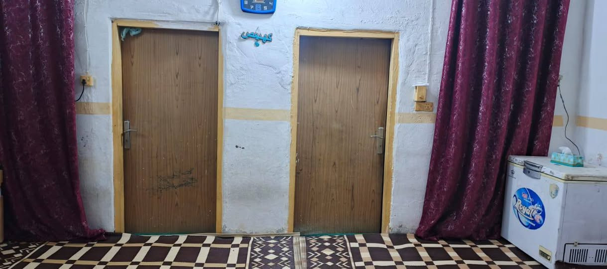 بيت للبيع مساحته 150صب كونكريت طابو صرف سند 25 ثلاث غرف نوم وهول واستقبال طارمه وحديقه عنوان  شارع لامام علي يبيعد عن الشارع العام 100متر للاستفسار اتصال على الرقم (***********).
