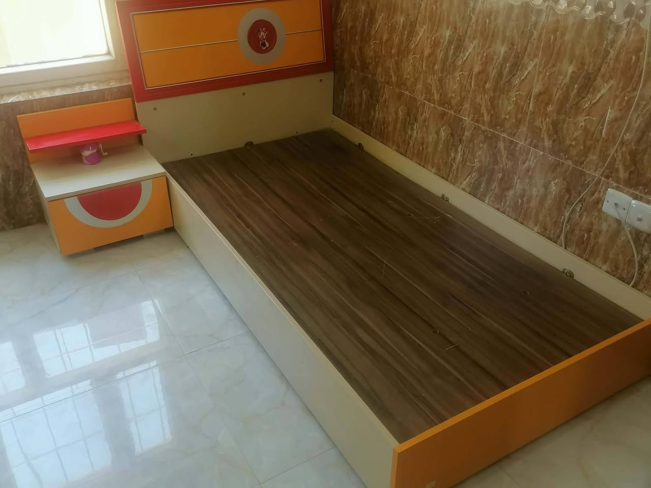 غرفه بناتي للبيع 300الف تواصل واستفسار ***********
