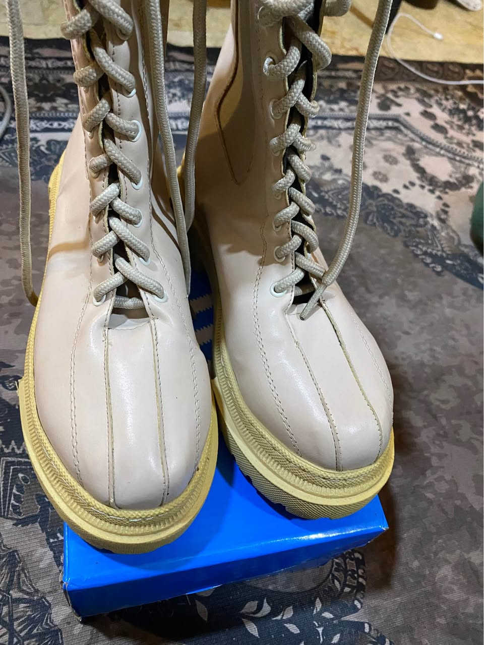 السلام عليكم 
بوت نسائي باله 
قياس 37 
سعر 10 الاف 
مكاني بغداد بلديات 
رقمي ***********
يوجد توصيل بغداد, العراق
