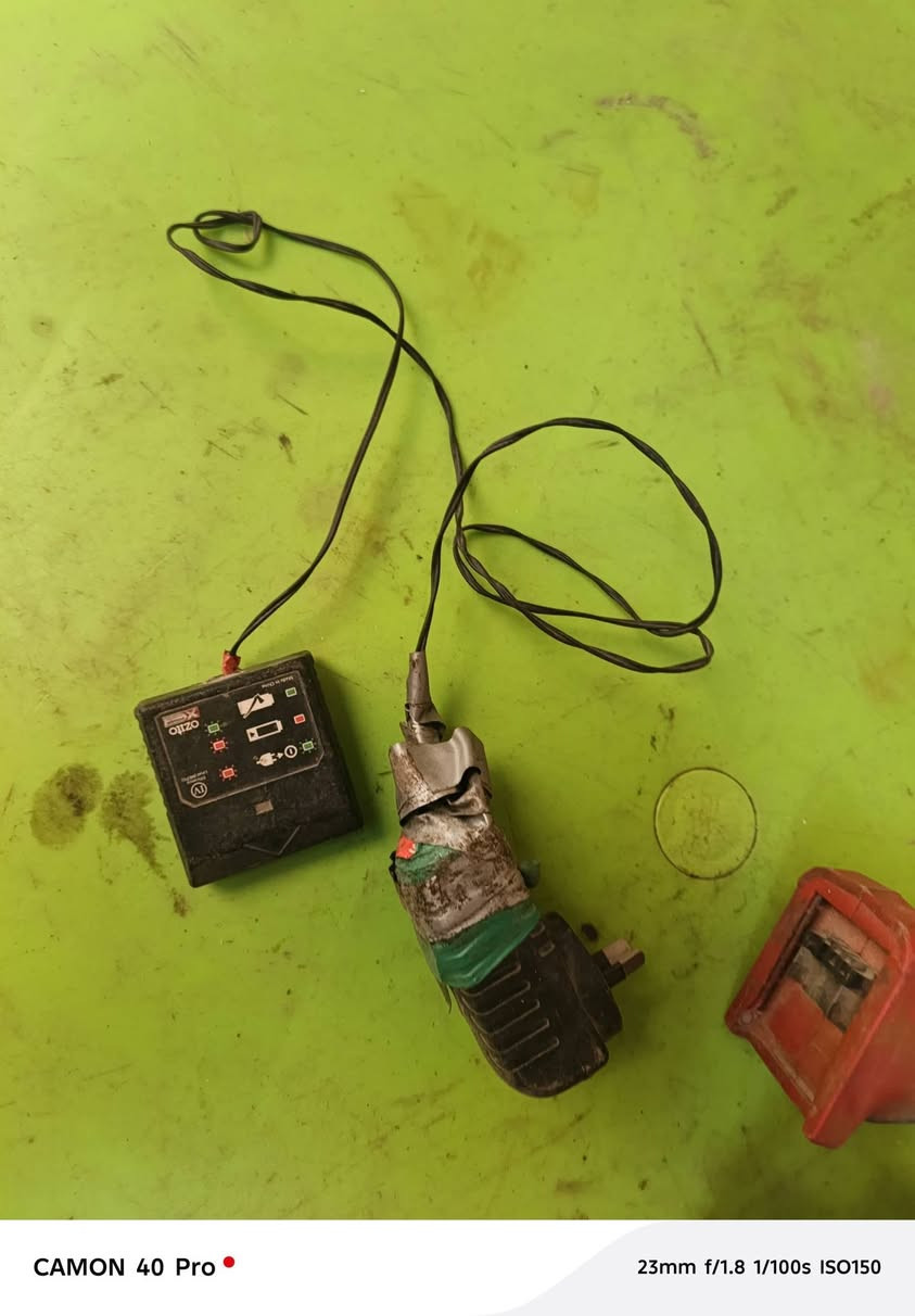 كوسره ومنشاراوزتو حجم القرص ٧ آنج مع بطاريه ٤ إمبير مع شاحنه الشاحنة عاطله فقط الباقي كلهن شغالات ب١٠٠ ألف كلهن بغداد مدينه الصدر ***********بي وتساب
