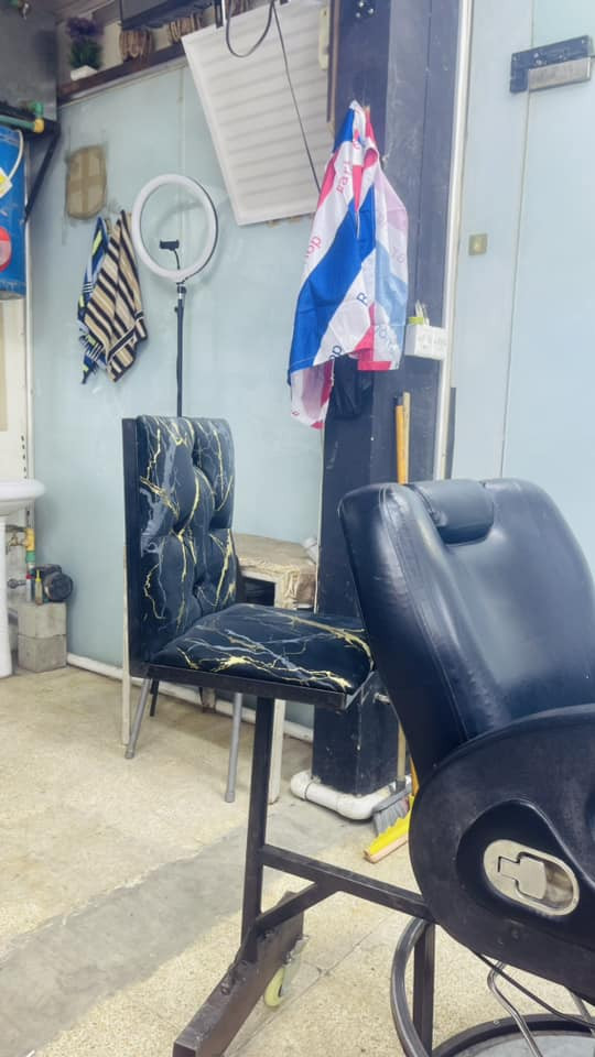 للبيع مساعد حلاق سعر 100 او معارض ب كرسي  بيع مستعجل عدم تفرغ فصال جديد *********** خاص مفتوح الي ما يشتري لايعلق فدوه
