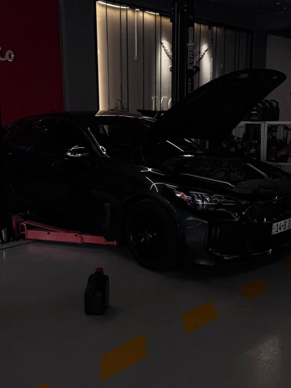 ستينكر للبيع كلين بدون حادث فقط كلير و صار بيها اهنا كم شخط قصير  السيارة
ما متعوبة دهن كلة اصلي من شركة موتل باقي التفاصيل على الرقم ***********
صور امريكا و رقم الشاصي باالصور
كيا ستينجر GT-Line (محرك 2.5L Turbo)
• المحرك: 4 سلندر، سعة 2.5 لتر توربو (Turbocharged).
• القوة الحصانية: تقريباً 300 حصان.
• ناقل الحركة: أوتوماتيك 8 سرعات مع تبديل من المقود  شفتات ستيرن (Paddles Shifters).
• نظام الدفع: دفع خلفي (RWD).
المواصفات الخارجية (GT-Line):
• تصميم رياضي مميز.
• إضاءة LED كاملة (أمامية وخلفية).
• مخارج عادم (صالنصات) رباعية تعطي مظهراً هجومياً.
المقصورة والتقنيات:
• كراسي جلد مع تدفئة رياضية مع شعار GT-Line.
• شاشة لمس كبيرة تدعم Apple CarPlay و Android Auto.
• نظام ملاحة (نفيجيشن) متطور.
• كاميرا خلفية مع حساسات ركن خلفية.
• تشغيل بصمة وتشغيل عن بُعد.
• نظام تكييف أوتوماتيكي مزدوج المناطق.
.رادارات و تحديد مسار و قيادة شبه ذاتية
