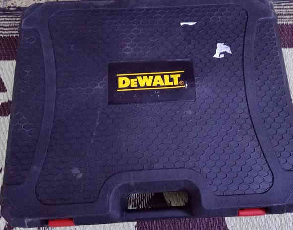 السلام عليكم 
هذا سيت دريلات مع كوسره جديد مامستعمل 
مع شاحنتين واربع بطاريات سعر 110مع التوصيل بغداد ***********
