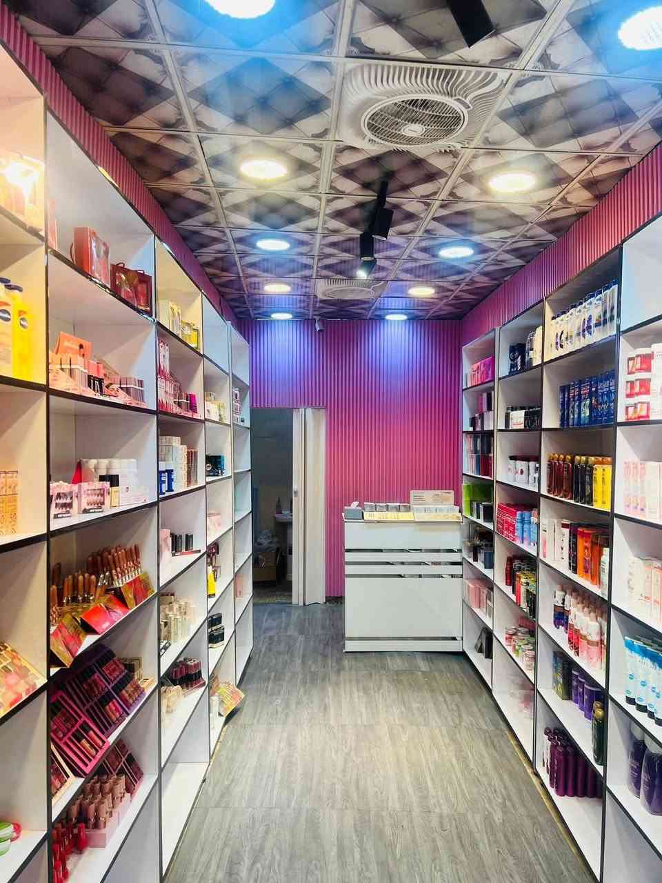 السلام عليكم بضاعة كوزمتك محل كاملة للبيع بسبب إغلاق المحل بضاعة كلها جديدة ونظيفة عطور وكوزمتك تفيد اهل جملة 

للاتصال ***********
