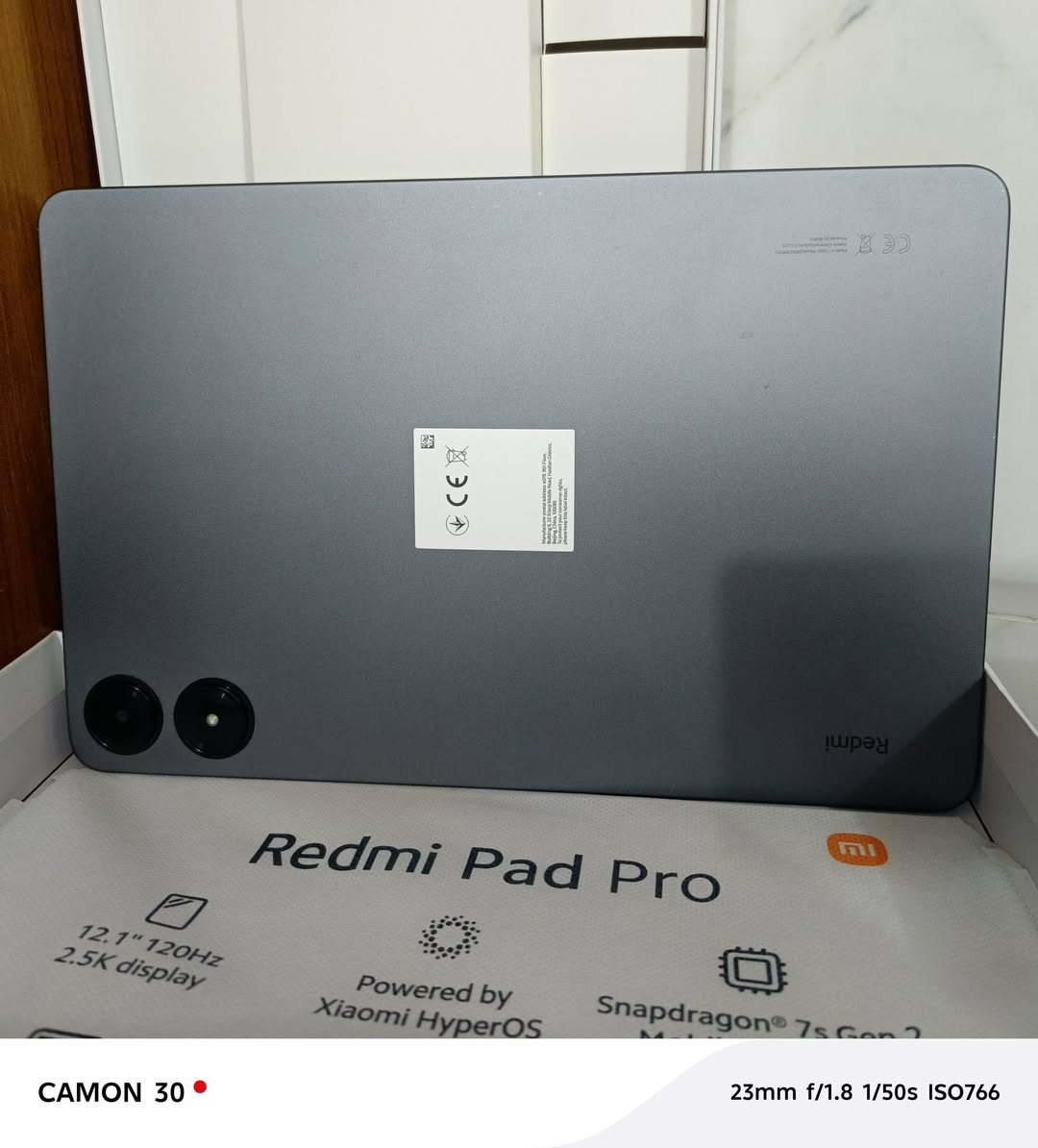 سلام عليكم 
Redmi Pad Pro
نوع الجهاز: تابلت (جهاز لوحي)
نظام التشغيل: Xiaomi HyperOS مع Android (إصدار 14 أو أحدث) �
Gadgets 360
📺 الشاشة
الحجم: 12.1 بوصة
النوع: LCD عالية الجودة
الدقة: 2560 × 1600 (2.5K)
معدل التحديث: 120 Hz مع تقنية AdaptiveSync
سطوع: حتى 600 nits (ذروة)
حماية: Corning Gorilla Glass 3
ميزات إضافية: Dolby Vision، ألوان 12-bit، نسبة رؤية ممتازة �
Mi Poland +١
⚙️ الأداء والمعالج
المعالج: Qualcomm Snapdragon 7s Gen 2 (مصنوع بدقة 4 nm)
الذاكرة (RAM):  8 GB
التخزين:  256 GB (قابل للزيادة عبر microSD حتى 1.5 TB)
نوع الذاكرة: LPDDR4X RAM + UFS 2.2 �
Mi Poland
🔋 البطارية والشحن
السعة: 10000 mAh
الشحن: شحن سلكي سريع 33 W عبر USB-C
عمر البطارية: ممتاز للاستخدام اليومي (وسائط، عمل، قراءة…) �
Mi Poland
📸 الكاميرات
كاميرا خلفية: 8 ميجابكسل
كاميرا أمامية: 8 ميجابكسل
تسجيل الفيديو حتى 1080p �
Mi Poland
🔊 الصوت والوسائط
مكبرات صوت: 4 سماعات ستيريو مع دعم Dolby Atmos
دعم الصوت عالي الدقة (Hi-Res) �
Grokipedia
📶 الاتصال والمستشعرات
Wi-Fi: Wi-Fi 6 / Wi-Fi 5 / Wi-Fi 4
Bluetooth: 5.2
USB: USB-C 2.0
مستشعرات: تسارع، جيرو سكوب، حساس الإضاءة، بوصلة إلكترونية وهول سينسر �
Mi Poland
🪶 التصميم والحجم
الوزن: حوالي 571 جم
السُمك: 7.52 مم
الألوان المتوفرة: رمادي غامق، أخضر نعناعي، أزرق بحري
الخامات: هيكل معدني (Metal Unibody) �

مستخدم شي قليل سعر 275 بي مجال للطيبين 

📝ملاحضه : الجهاز بي انحناء بسيط بالشاصي موضح بالصور 
متواجد خاص او اتصال 
***********
ملحقات كامله كارتون و شاحن الاصلي
