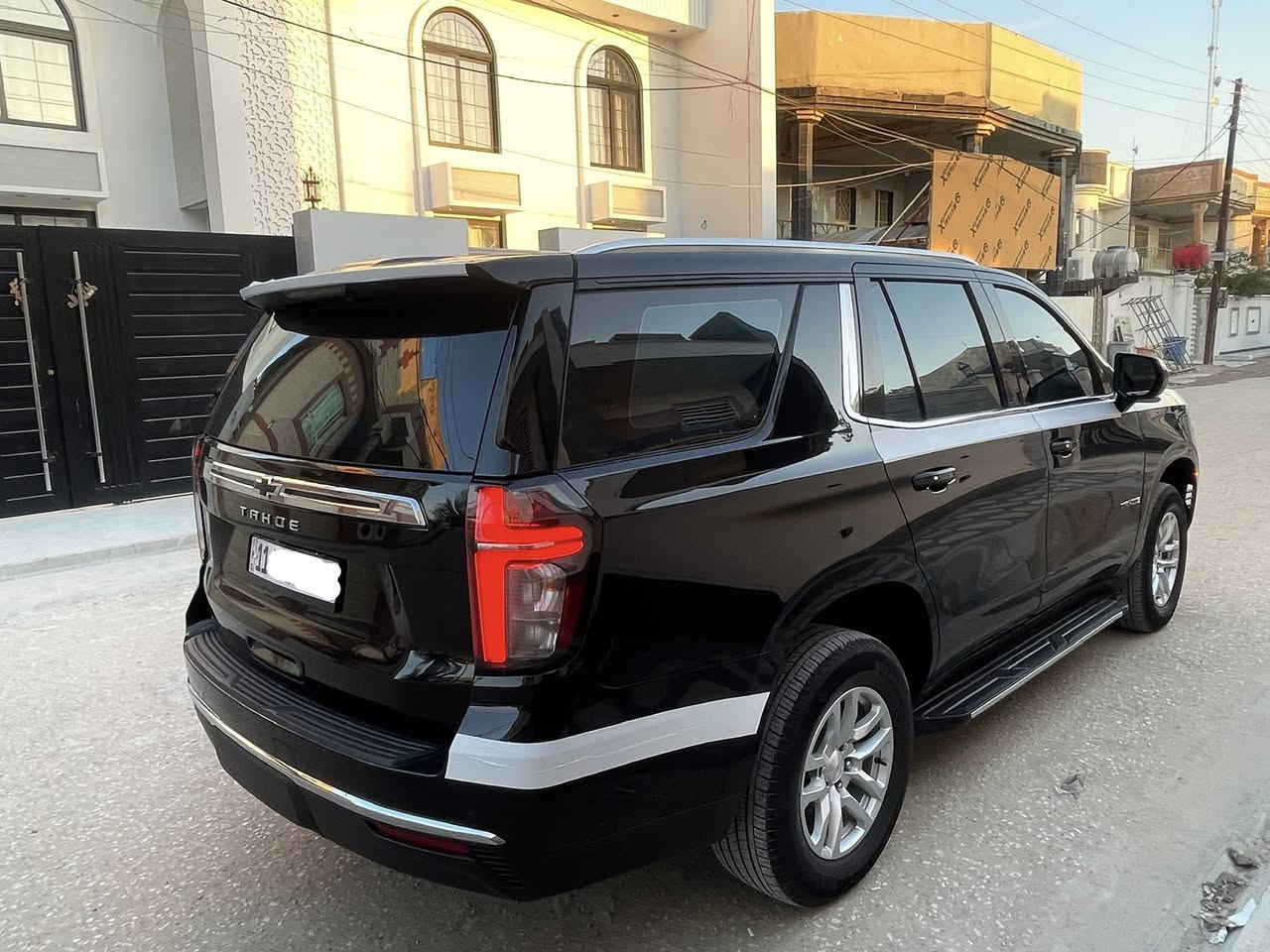 السلام عليكم تاهو  2024  خليجي فئة LS وكالة المنصور بعدها داخل الضمان علامة ضوء القمر مكفولة كفالة عامه عدا رصعتين بلباب والباقي مكفول 
ماشية 18 رقم بغداد انگليزي بأسمي 
محرك 8 سلندر 5300
المواصفات 
 • بصمة تشغيل وأبواب تشغيل عند بعد
 •مقعد السائق قابل للتعديل كهربائيًا بـ8 وضعيات.
• مقعد الراكب الأمامي قابل للتعديل 
• صف ثاني قابل للطي بنسبة 60/40.
• صف ثالث قابل للطي بالكامل لتوسيع مساحة التخزين الخلفية
• نظام دخول ذكي بدون مفتاح (Keyless Entry)
• إضاءة داخلية LED
• دعم Apple CarPlay وAndroid Auto (لاسلكي)
• كاميرا رؤية خلفية عالية الدقة
•اوتو هولد
•كشنات كهرباء
•رادرات اماميه وخلفية وجانبية
• تنبيه الاصطدام الأمامي.
• فرملة طوارئ تلقائية.
• نظام الحفاظ على المسار.
• مساعد التوجيه.
• إنذار المشاة الأمامي.
• مساعد الإضاءة العالية التلقائي.
• كاميرا خلفية.
• حساسات ركن خلفية.
• نظام StabiliTrak للتحكم الإلكتروني بالثبات
السياره جديده جدا بمعنى الكلمه على وضع الشركه السعر  495  للاستفسار *********** ومن الله التوفيق
