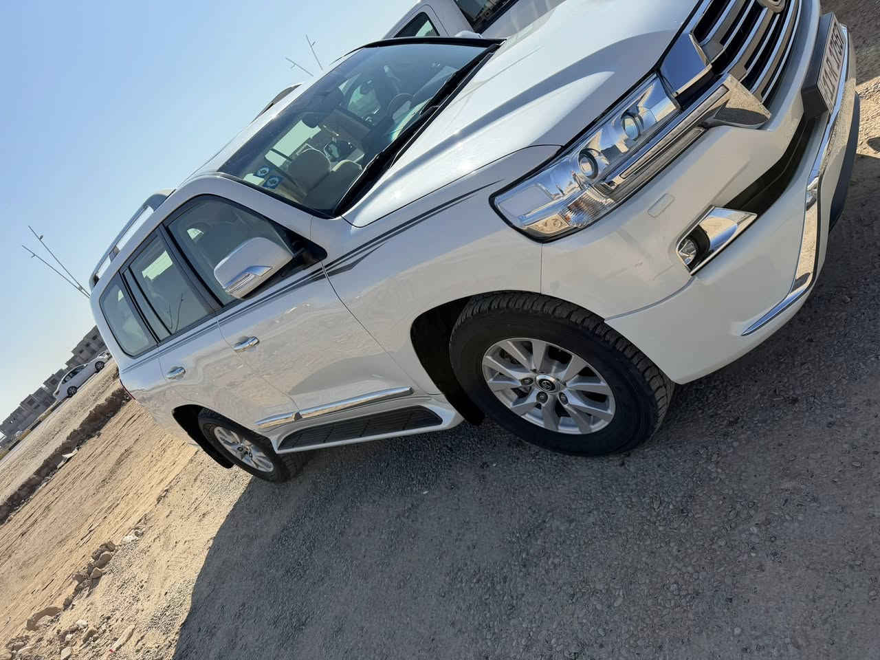 سلام عليكم لاندكروز 2016 فول موصفات محرك 8 سلندر سياره مكفوله عده باب وجاملغ تبديل بلادي شرط مال شركه والسياره بعد احله من الصوره شرط مكفوله حته من البارد رقم بغداد الدولي وبأسمي شرط التحويل سياره ع وضع الشركه ميحتاجلها اي مصرف للستفسار ع رقم *********** 
مكاني تكريت القادسيه 
ملاحضه بيع نقد وبدون مراوس 
السعر 415 وبيها مجال بسيط
