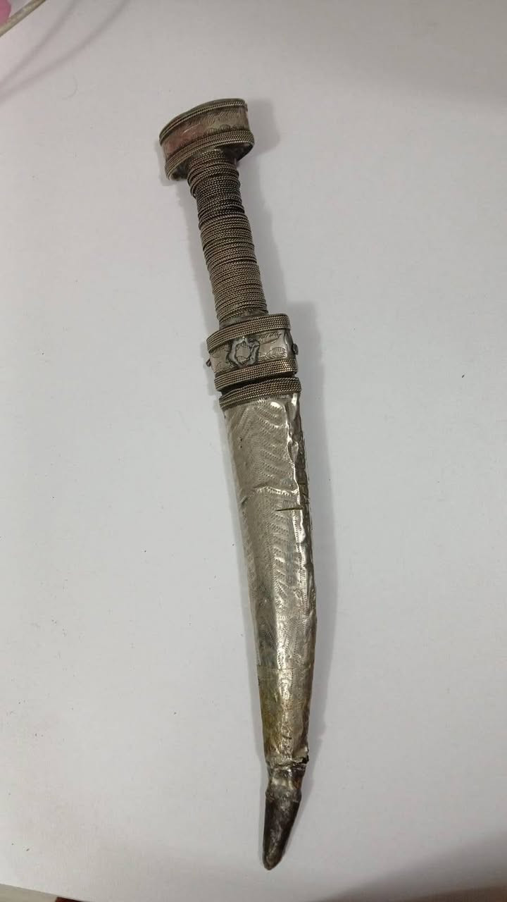 خنجر قديم تلبيس فضة يوجد ضرر بسيط موضح بالصور
السعر المطلوب 350الف


**إذا كنت صاحب هذا الإعلان وتريد حذفه لأي سبب، رجاءا أرسل رسالة إلى الدعم الفني**