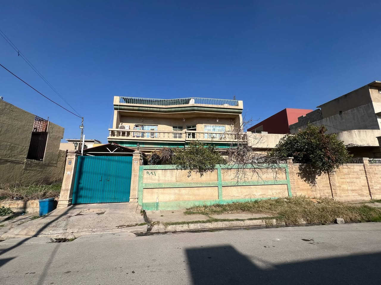 للبيع ...دار سكني طابقين صالح للسكن
 حي الصديق.
مساحه 222 متر واجه 10 متر شارع 12
الطابق الأول 
2غرفه نوم. هول .استقبال. مطبخ. صحيات 
الطابق الثاني 
4غرف نوم.  هول  صحيات 
السعر  اتصل على الرقم المعلن او خاص
***********.........***********
