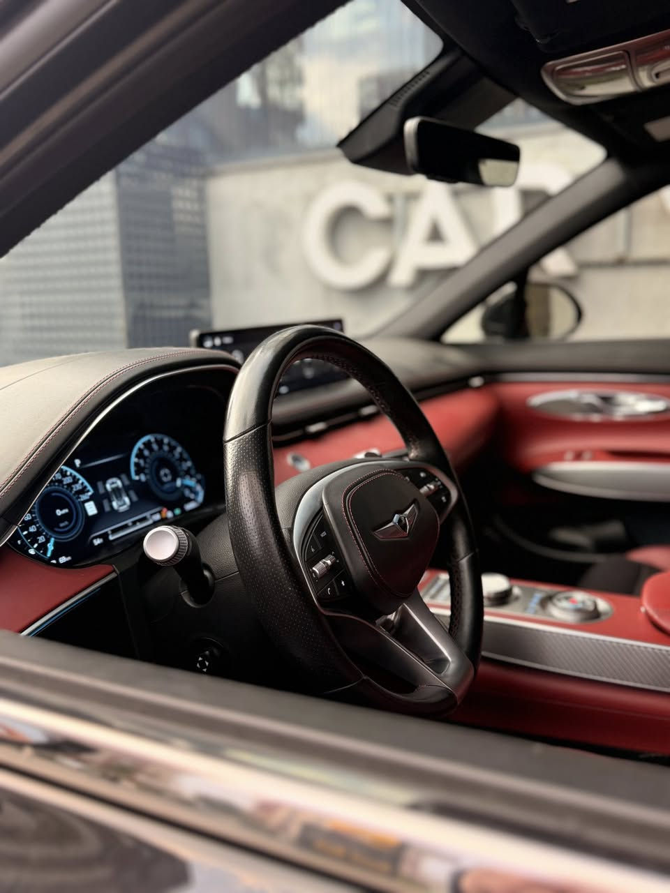 السلام عليكم 
جينسس GV70 موديل 2023 فول مواصفات 🔥
4 سلندر 2500 تيربو 
مواصفات اعلى فئة سبورت برستيج 
داخل احمر 
كشنات احمر تبريد تدفئة 
كامرات 360 درجة 
حساس امامي خلفي 
رادار امامي و خلفي و جانبي 
تحديد مسار 🛣️
بانورما 
بصمة 
تشغيل عن بعد 
قيادة ذاتية 
ماشيه 94 كيلو متر 
وبعد وبيها هوااي مواصفات 
الضرر : جاملغ الخلفي صبغ فقط 
رقمها دهوك و بلنسبة للتضليل بيها كتاب تضليل 
سعر السياره :335$ 
عنوان السياره سليمانية 
للاستفسار : ***********
