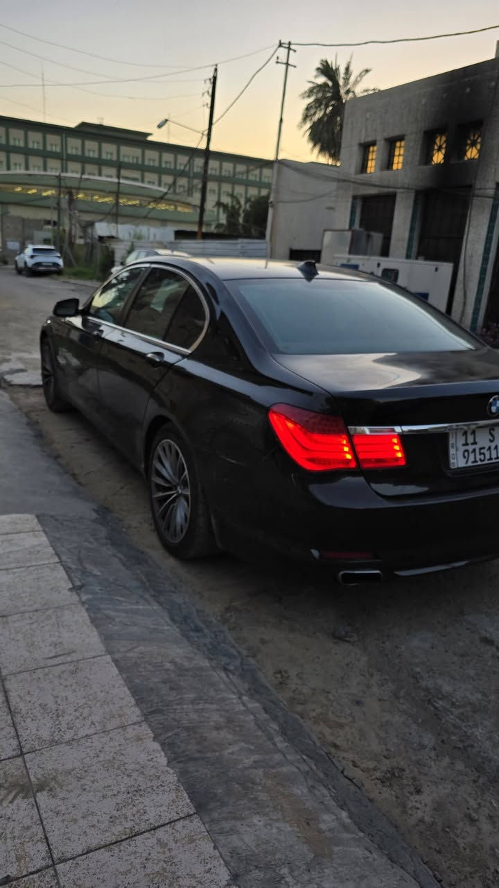 السلام عليكم ***********
باب قصير اسود فول مواصفات 
Bmwf01
750
5 بردات كهرباء 
5 كامرات
كشنات مساج
تبريد شاشه امامي خلفي 
بيبان شفط
صندوق كهرباء
شاشه كبيره
لايت داينمك
كشنات فول تحكم
ستيرن كهرباء جام اوتو
بصمه عل 4 بيبان
بيها صندوك  و قماره صبغ اثر جراد
جاهزه السياره بس نقوصات بسيطه و شرط الفحص
سعرها 140ورقه و بيها مجال
