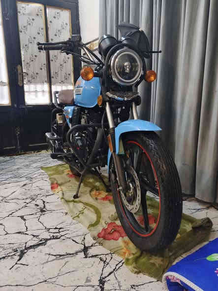 دايوان 23 أصولي مكفول عام 
السعر مليونين و 50 وبيها مجال قليل 
مكانها طوريج ***********
