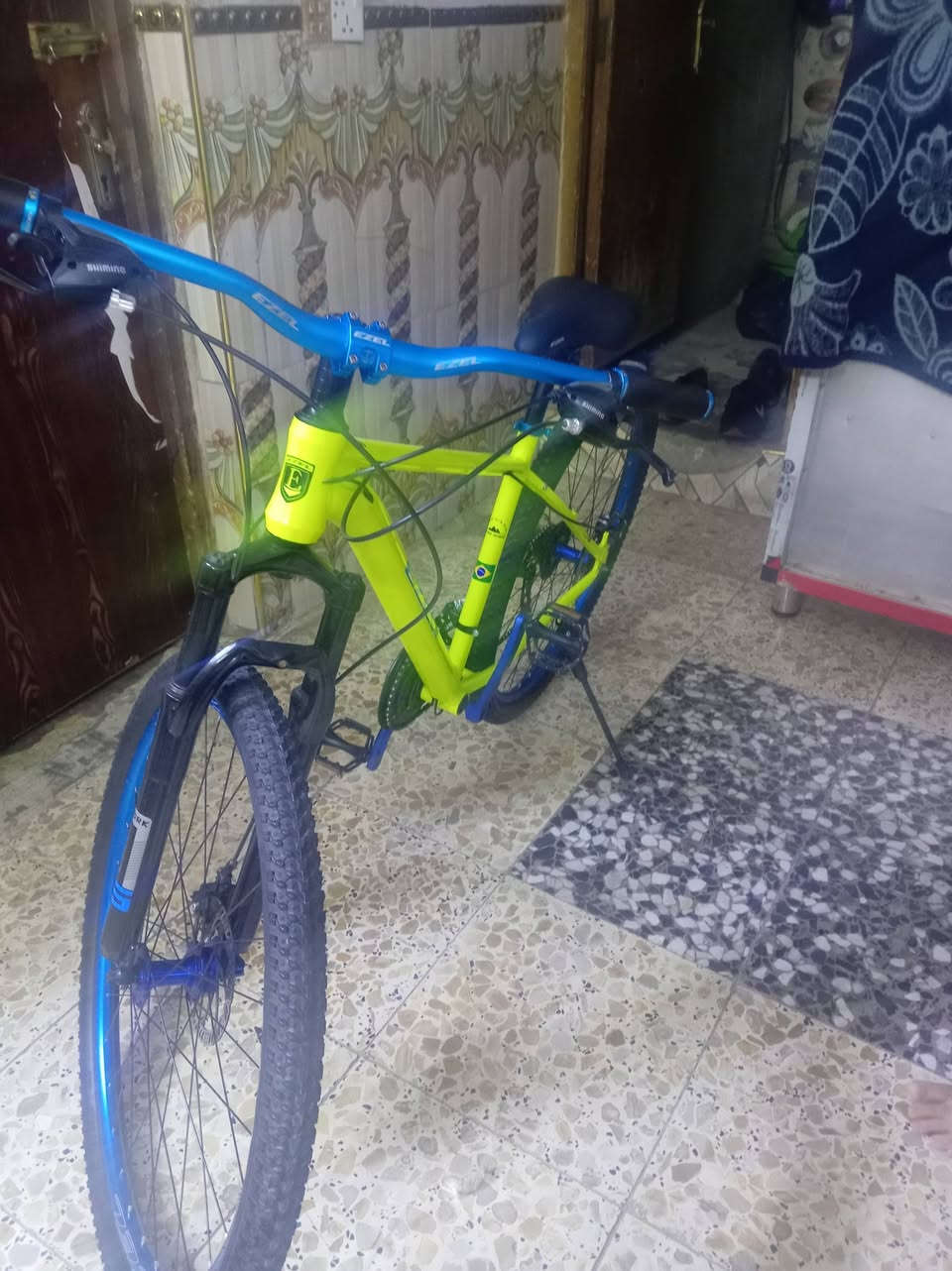 البايسكل للبيع سعر 200 وبي مجال ***********
