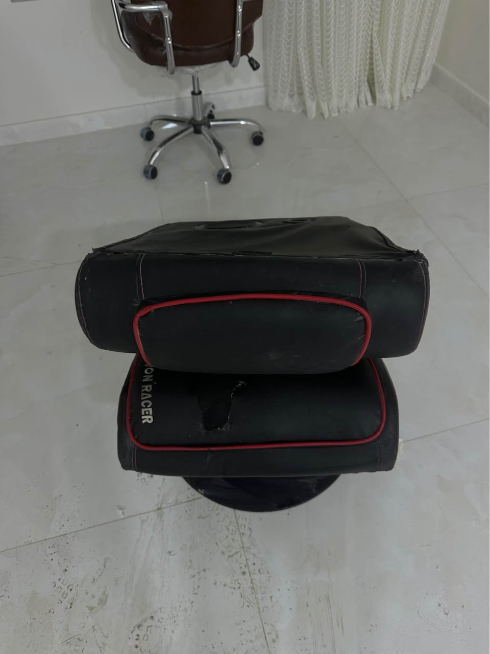 • التصميم: يسمى "Rocker" لأنه يوضع مباشرة على الأرض (أو على قاعدة دائرية قصيرة) ويسمح بالهز للأمام والخلف، وهو مخصص بشكل أساسي لمحبي أجهزة الكونسول (PlayStation و Xbox).
• نظام الصوت: الكرسي مزود بنظام صوتي مدمج (سماعات جانبية ومضخم صوت "Subwoofer" في الخلف) لتوفير تجربة لعب محيطية.
• الخامة: مغطى بجلد (PU Leather) مع تطريز أحمر.

السعر 
٧٥ الف
***********
بصرة البصرة, العراق
