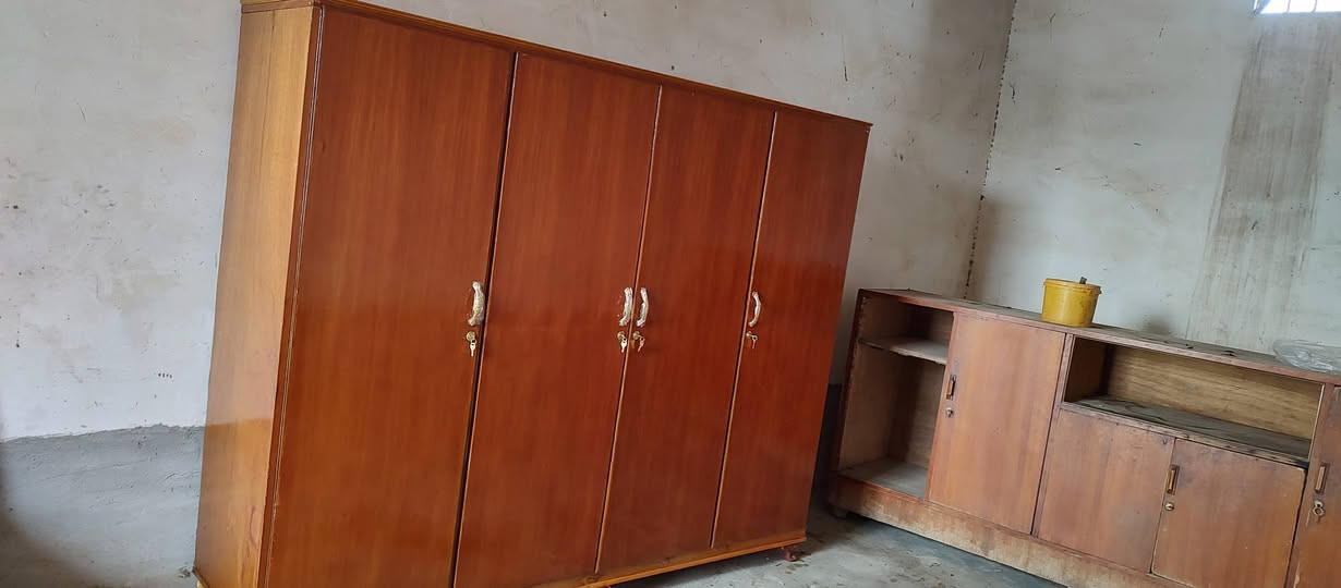 سلام عليكم كنتور 4باب داخل خالرج نضيف رجلين بلاستك سعر150 الف وبيها مجال ***********
