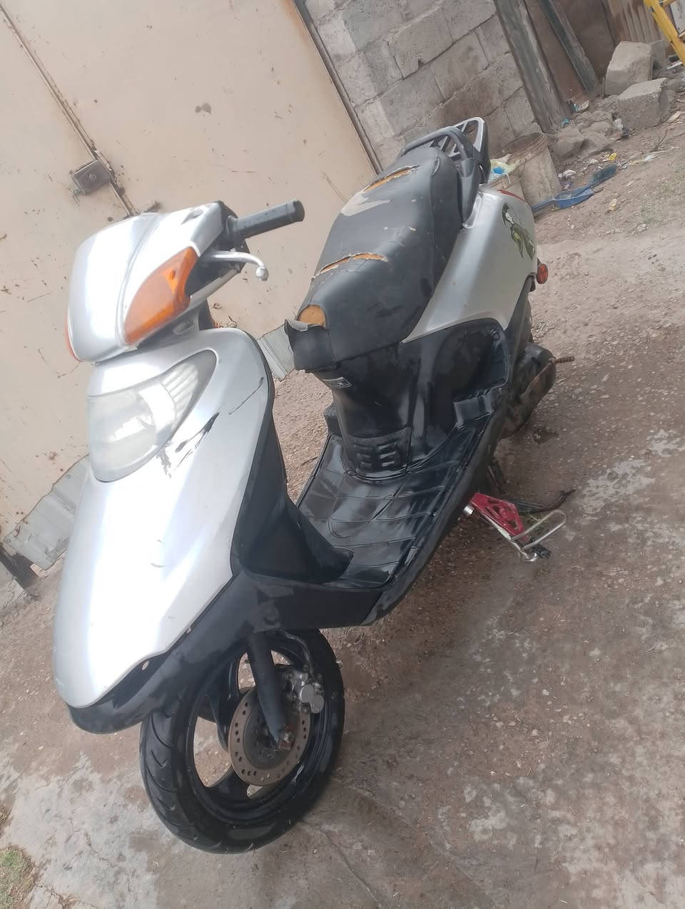 سلام عليكم دراجة سبيسي ياباني طافية ماعرف اشبيهة نارية بيهة دراجة بلادي كلهة مكينة ما مفتوحة كهربائيات شغالة من الطول لطول سلف شغال كاملة كابريتر بلادي صالنصة بلادي  كفرات كاملة ابيع كوم حديد سعر 200 وبيهة مجال مكاني زعفرانية ***********
