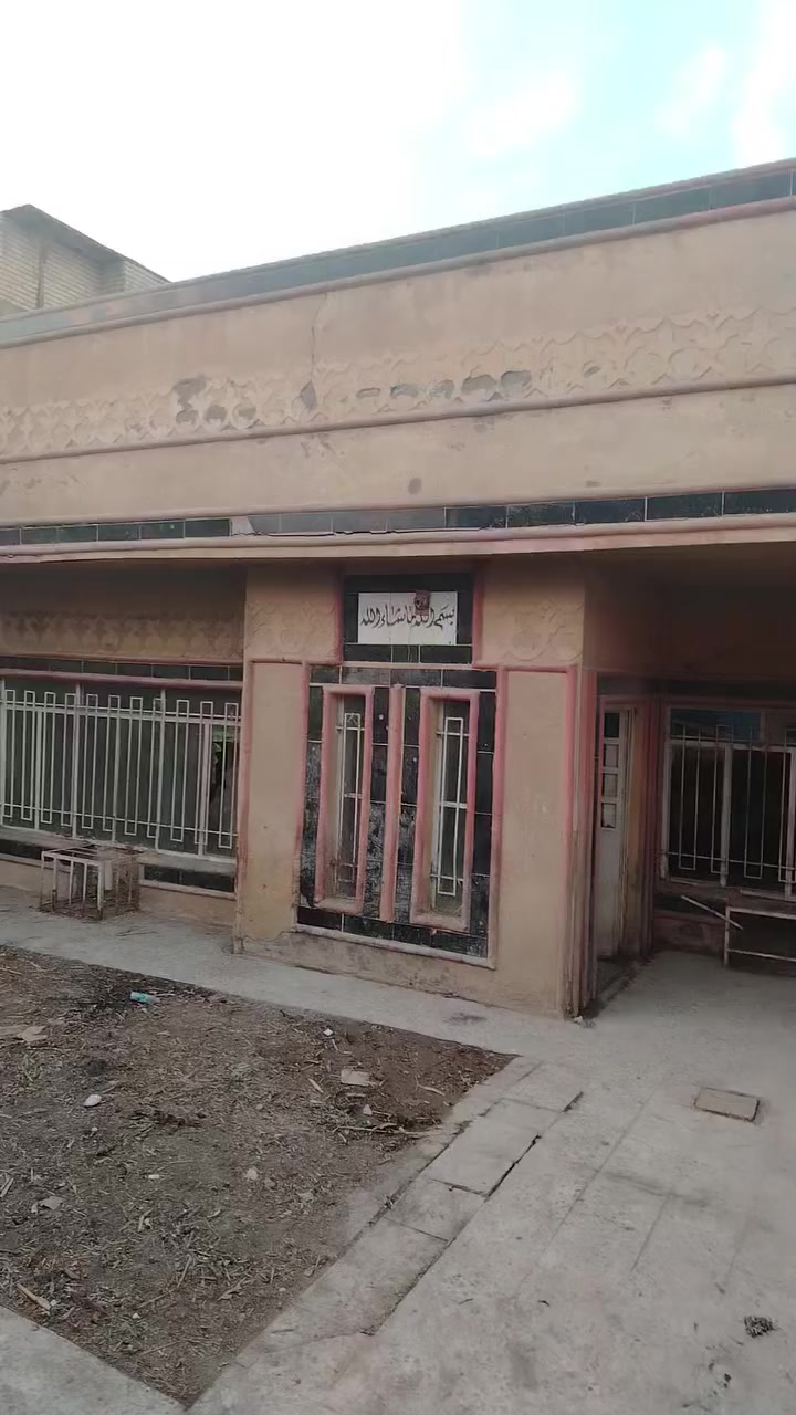 السلام عليكم
بيت 200 متر يباع كله او نصفه منطقه الألفين شارع النقابه فرع مجمع الرحمه الطبي موقع مميز جدا 
للاستفسار ***********
