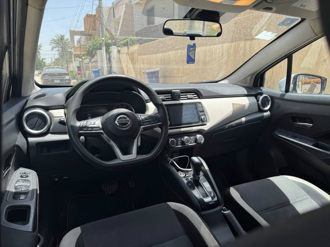 سلام عليكم البيع نيسان فيرسيا موديل 21 سياره فول موصفات ماعده الفتحه داخل السياره لونين ماشيه ٥٥ الف 
ضررها جاملغ والبنيد فقط سعرها 112مكاني بغداد حي جهاد 
***********
