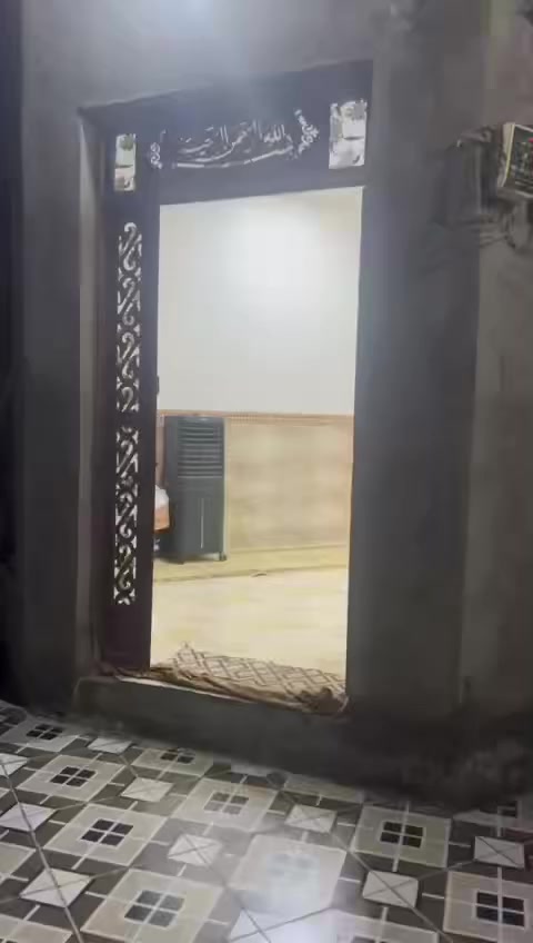 سلام عليكم بيت للبيع

المساحه 150متر

يحتوي على غرفة عدد 1

صاله

استقبال 

صحيات خارجية

حمام داخلي 

منور 

طارمة

مطبخ 

كما موضح في الصور والفيديو

موقع البيت 

الديوانية قضاء السدير قرب غسل الدولاب  حي الجواد

تشتري البيت كبل تكعد فارغ البيت 

كامل ع اخر شي مناقص كلشي 

السعر ٣٥وبي مجال

للاستفسار الاتصال على الرقم ***********
