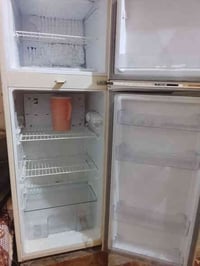 ثلاجه للبيع مستخدمه سنه وحده كلش نضيفه السعر 200 هذا رقمي 07828776638