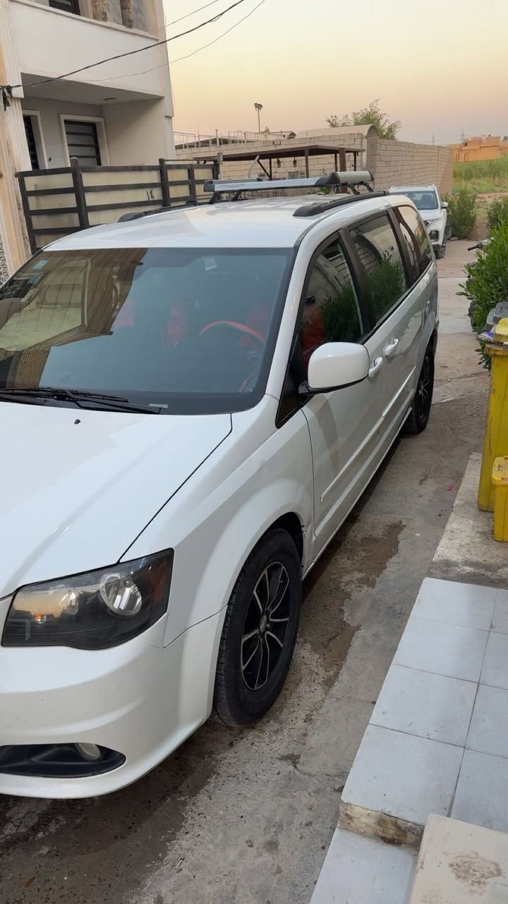 السلام عليكم دوج كرفان موديل ١٩ للبيع فقط 
فول مواصفات رقم بغداد بسمي هزة جديدة
بوب وجنطة كهرباء تبريد ثلاث قطع بردات بلادية 
تشغيل عن بعد 
محرك وكير وصدر جديدات تبريد ثلج 
بيها هواي مواصفات معروفة  حادثها موضح بالصورة 
مع السونار سعرها ١٨٠ مكاني بغداد ابو دشير 
موبايل ***********
