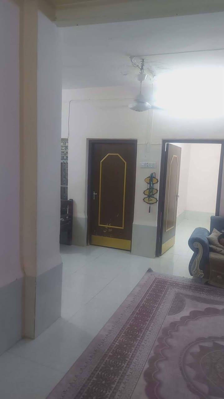 السلام عليكم 
دار للبيع المساحة ١٧٥ متر طابو ملك صرف يقع في باب السور الفرع المجاور لحسينية باب السور يحتوي على ٢ غرف نوم وصالة ومطبخ واستقبال وصحيات 
                   مكتب الحسيني 
                   ***********
