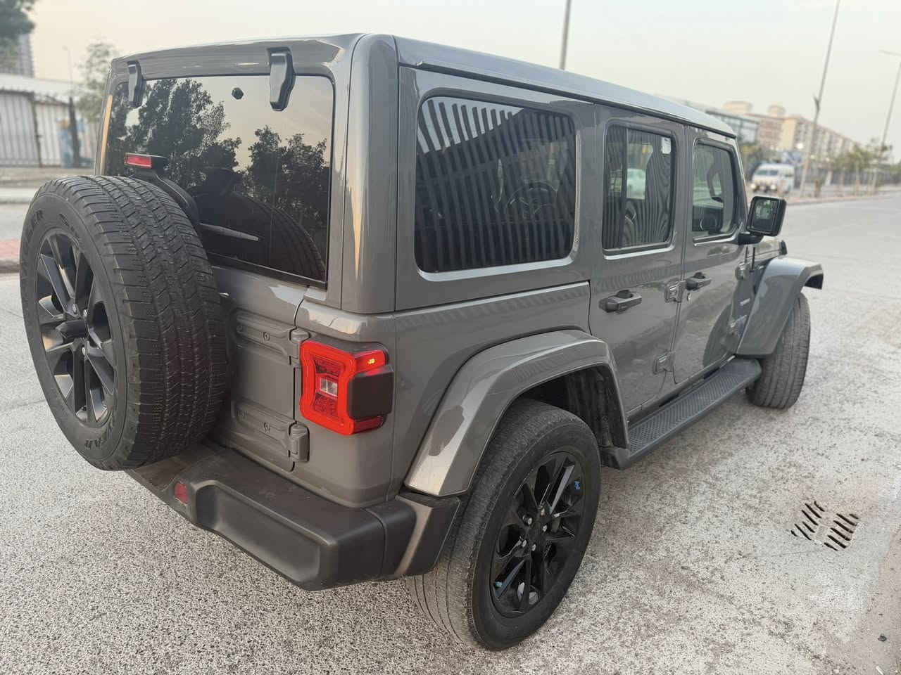 مساء الخير
جيب رانكلر 4Xe 2023 صحارى هايبرد  وارد امريكي 
 السياره  Jeep Wrangler 4xe 2023 2.0L 4 plug-in

حجم المكينه : 2000 تيربو + هايبرد + بلكن شحن خارجي

القدرة الحصانية 375 حالة حال الهيمي 

الشحن يمشيك 30 ميل

المسافه المقطوعه : 34 الف ميل     

الحادث كلين بدون قطرة صبغ حادثهة فقط دعامية 
                      

#المواصفات 

1.قماره تتفصخ اصير كشف
2.بصمه  تشغيل وابواب 
3.لوكير
4.كشافات 
6.شحن خارجي
7.بكلايت لد 
8 . شاشه
9.سستم صوت دمام خلفي + امامي 
10.لايتات زنون هايلوجين
11.كشنات جلد قرميدي بلادي 
12.سقق اسود بلادي 
13. تحكم استرين
14. ويل حجم 19
15. كامره خلفيه 
16. دوسات
17.لون مميز اسمنتي 
مكانهة بغداد الحرية السعر 28500$
للأستفسار ***********
