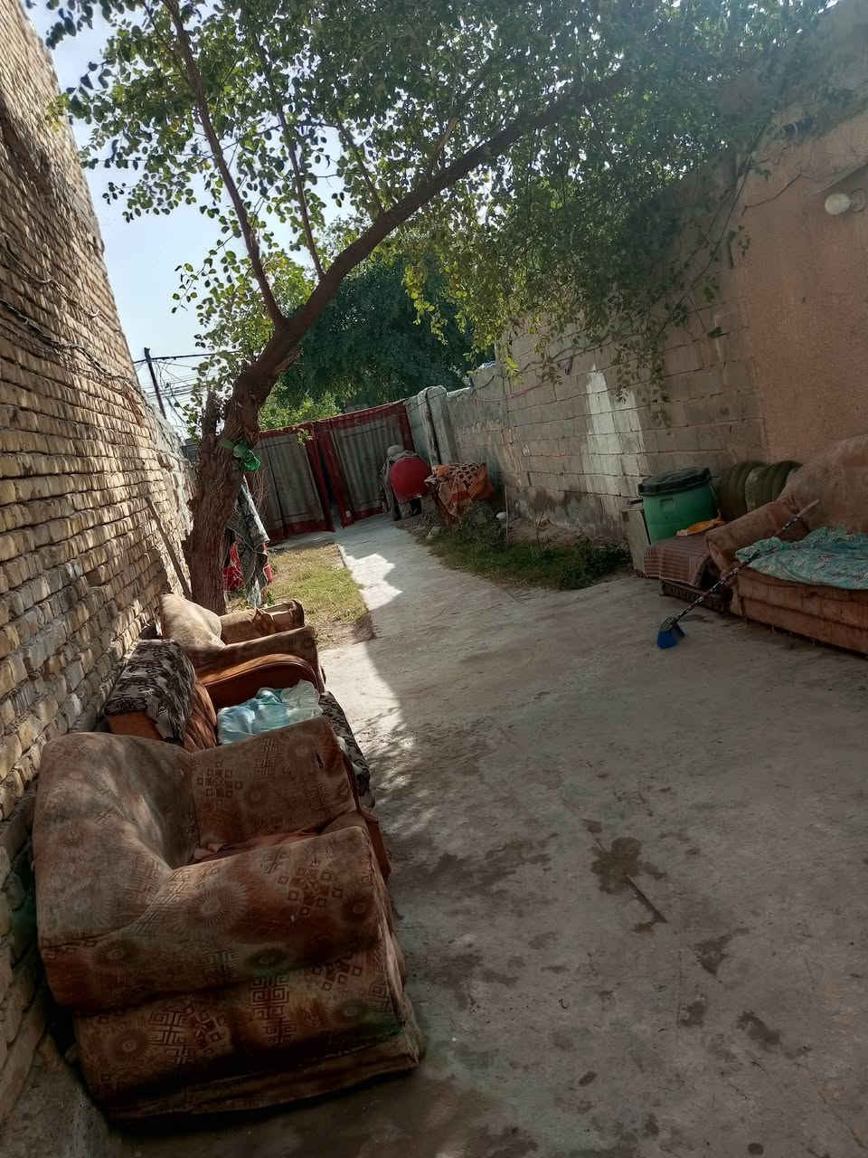 السلام عليكم دارمعروض للبيع طابوزراعي
الموقع شارع اسواق تلعفر 
المساحه 330م
يحتوي على 3غرف نوم +صاله +ستقبال +مطبخ +حمامات خارجيه +حمامات داخليه 
البيت كامل الأرضيات كاشي 
كلشي ماعايز 
كهرباء والماء والمجاري  وتبليط
السعر 36
الاستفسار اكثر الاتصال على الرقم التالي اوواتساب 
***********
