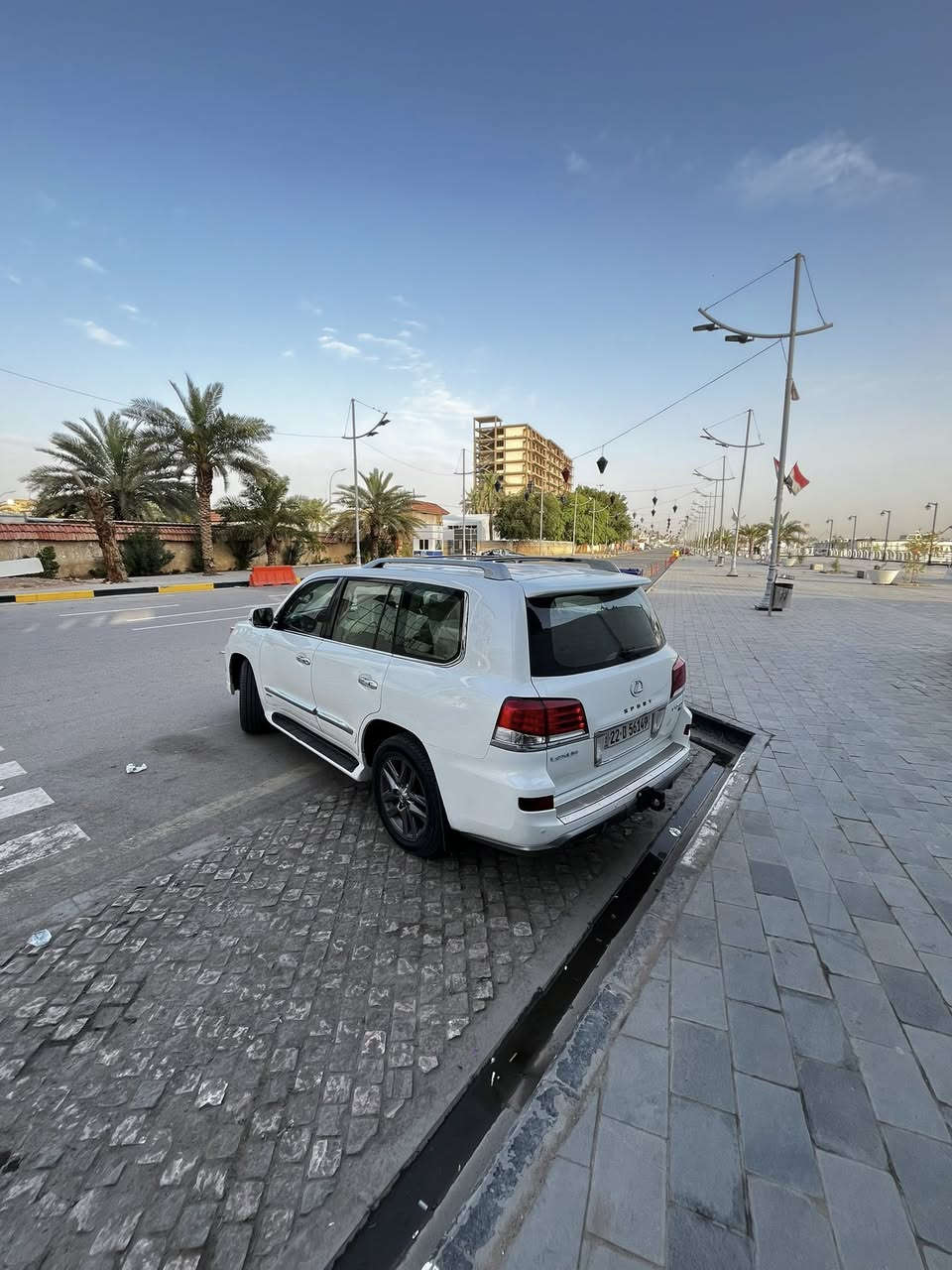 سلام عليكم لكزس LX570 S SPORTS اعلة فئة بـ لكزس موديل 2014 ماشية 140 الف بيه صبغ كد شبر بالباب وهم بالبنيد كد شبر مكان السيارة بصرة سعر 410 وبيه مجال ***********
