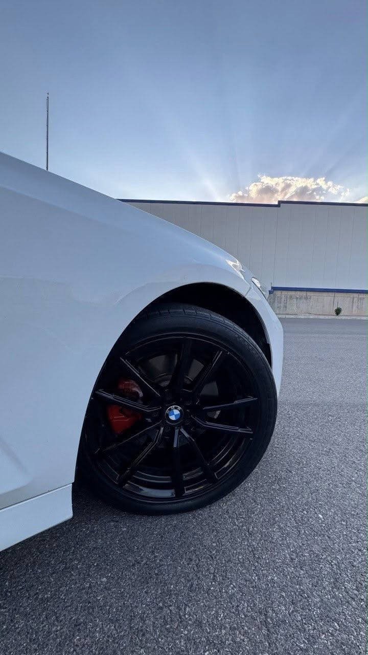 330i موديل 2020 داخلة العراق كلين حادثها بنيد و جاملغ و بيها شبر بالباب سكن موضح بصورة ماشية 93 الف مايل محدثة كامل M Package مصروف عليها هواي سيارة 
بيها شوتة و برمجة امريكا قير محرك بشرط  مواصفات BMW معروفة كراسي خزن تدفئة مقاعد و فتحة سقف و غيرها
***********
