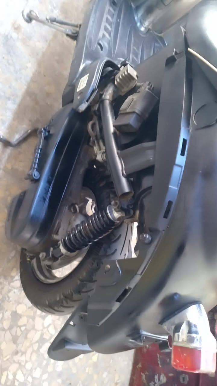 سلام عليكم شباب للبيع دراجه كلاسك فحل دراجه نكره هندر واحد شلع معدل تخبل مكينه بلاديه كهربائيات كله شغاله لايت اشاير هورن نقصه فقط اصفاح وباتري وكله بلادي حته لفيشه مال باتري بلادي سعر 200 وبيها مجال للطيبين مكاني بغداد مدينه الصدر وهذا رقمي ***********
