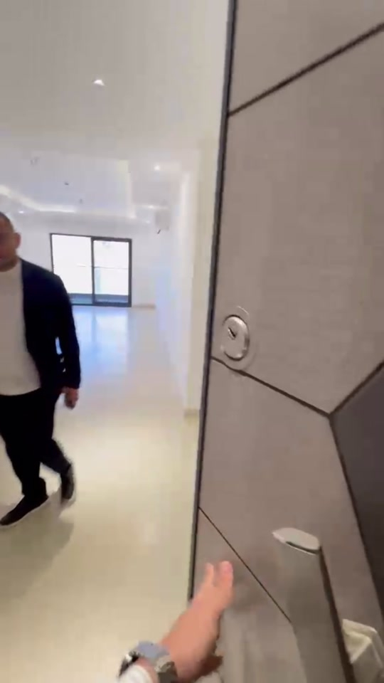 فرصة استثمار في مجمع رويل ستي السكني 🏡 📐 مساحة 161 متر تتكون من: ✅ صالة واسعة ومريحة ✅ غرفة ماستر بحمام خاص ✅ غرف نوم مناسبة للعائلة ✅ بلكونة واسعة بإطلالة جميلة ✅ غاز مركزي ✅ سبالت جاهزة 📩 راسلنا لمعرفة السعر والتفاصيل الكاملة. 📞 قسم البيع: *********** 📞 قسم الإيجار: *********** 📞 استقبال العروض: *********** 📞 الاستشارات العقارية: ***********                             بوابة كلكامش العقارية                ( بوصلتكم لأختيار الامن   والاستثمار  ناجح ) مجمع يوفر بيئة سكنية منظمة وخدمات متكاملة، حتى تعيش براحة وأمان واستقرار. #مجمعات #دليل_المجمعات_السكنية #مجمعات_سكنية #عقارات_بغداد #عقارات_العراق 
