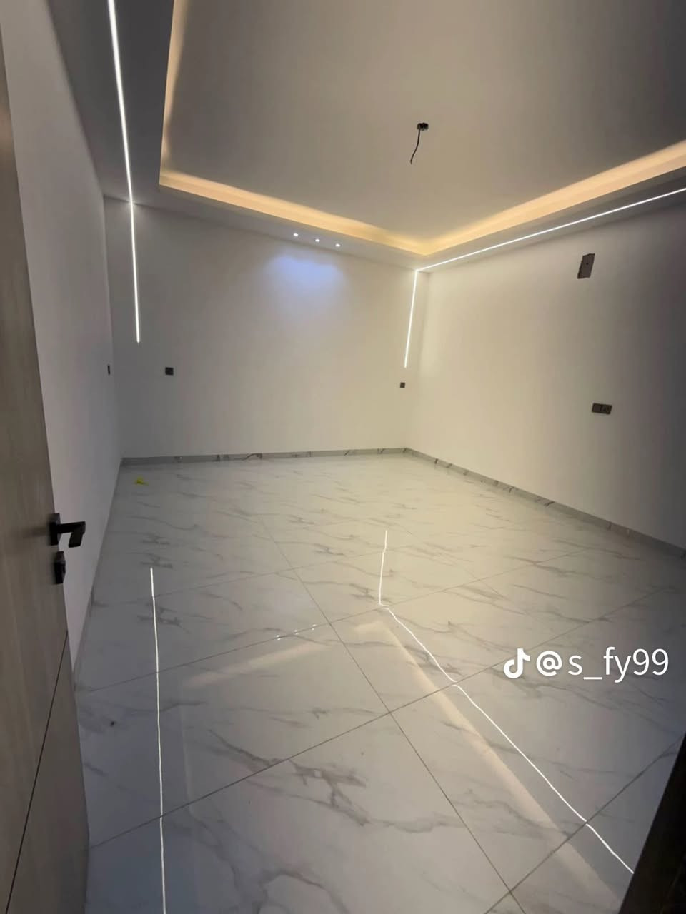 للإيجار في سيديه 🔥بيت مودرن فاخر جداً
بمساحه 100 متر ✨
تفاصيل البيت 🏠 

3غرف نوم✨
صاله مودرن 
مطبخ ✨
خدمات عدد 2✨
كراج ✨✨
الأيجار 💰مليون ونص لتفاصيل اكثر ***********
