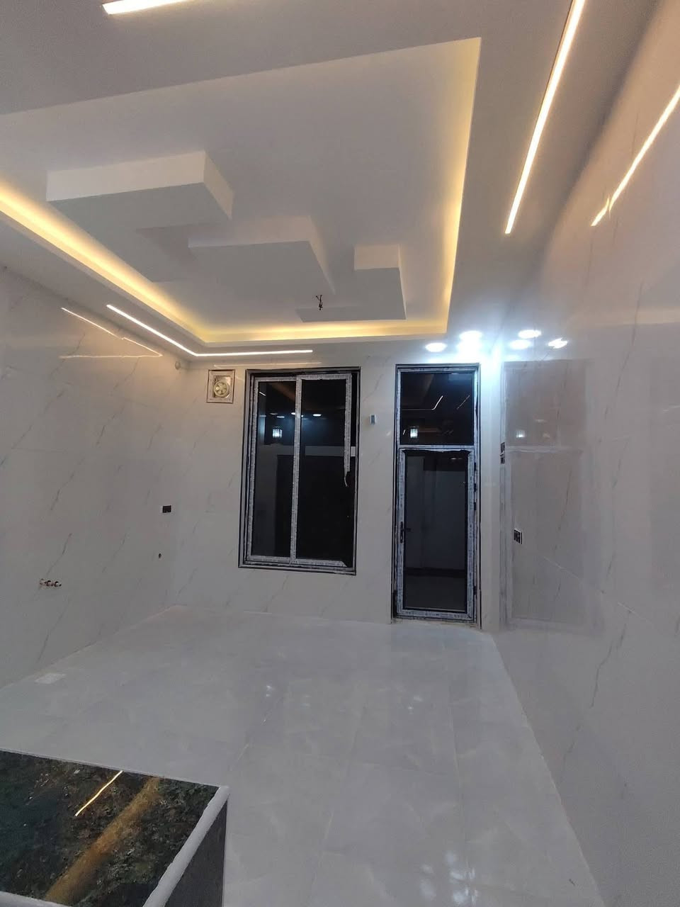 دار للبيع 150م🏡
لستفسار ***********::
طابو سند25 قرار محكمه 🏢📝

موقع /نجف 🏡الأشرف شارع المطار 
#مقابل قرية الغدير 
السعر 85 مليون وبيه مجال 

البناء درجة اولى كامل مفتاح 🔑🏡 

غرفتين /صاله/مطبخ / ستقبال/ صحيات/

بناء فول/ اساس + سقف كونكريت + طابوك

ألخدمات 🏡 ماء/كهرباء/مدارس/سوق/تبليط/لحد الباب

