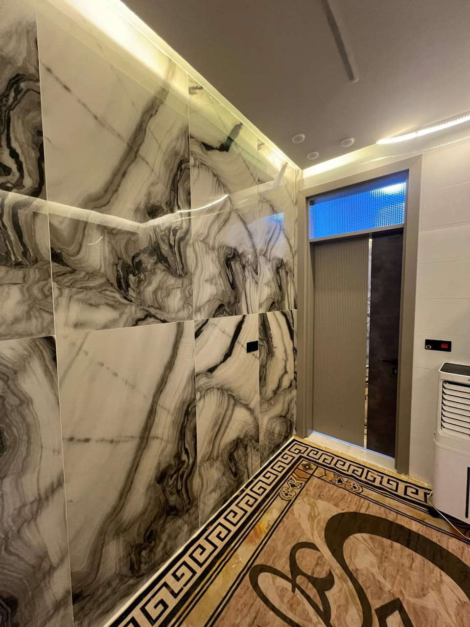 مشتمل 100 م الخاجيه خلف فرح الكوت طابقين 
يحتوي على  غرفه نوم وهول واستقبال ومطبخ وصحيات خارجيه وداخليه 
الطابق الثاني يحتوي على 2 نوم وهول ومجموعه صحيات 
الطابق الثالث يحتوي مخزن وبيتونه كامل شتايكر 
مجموع الغرف نوم (( 3 ))
شارع 12 متر تبليط 
سنه البناء 2024
يياع نقدا او مبادره 
***********
