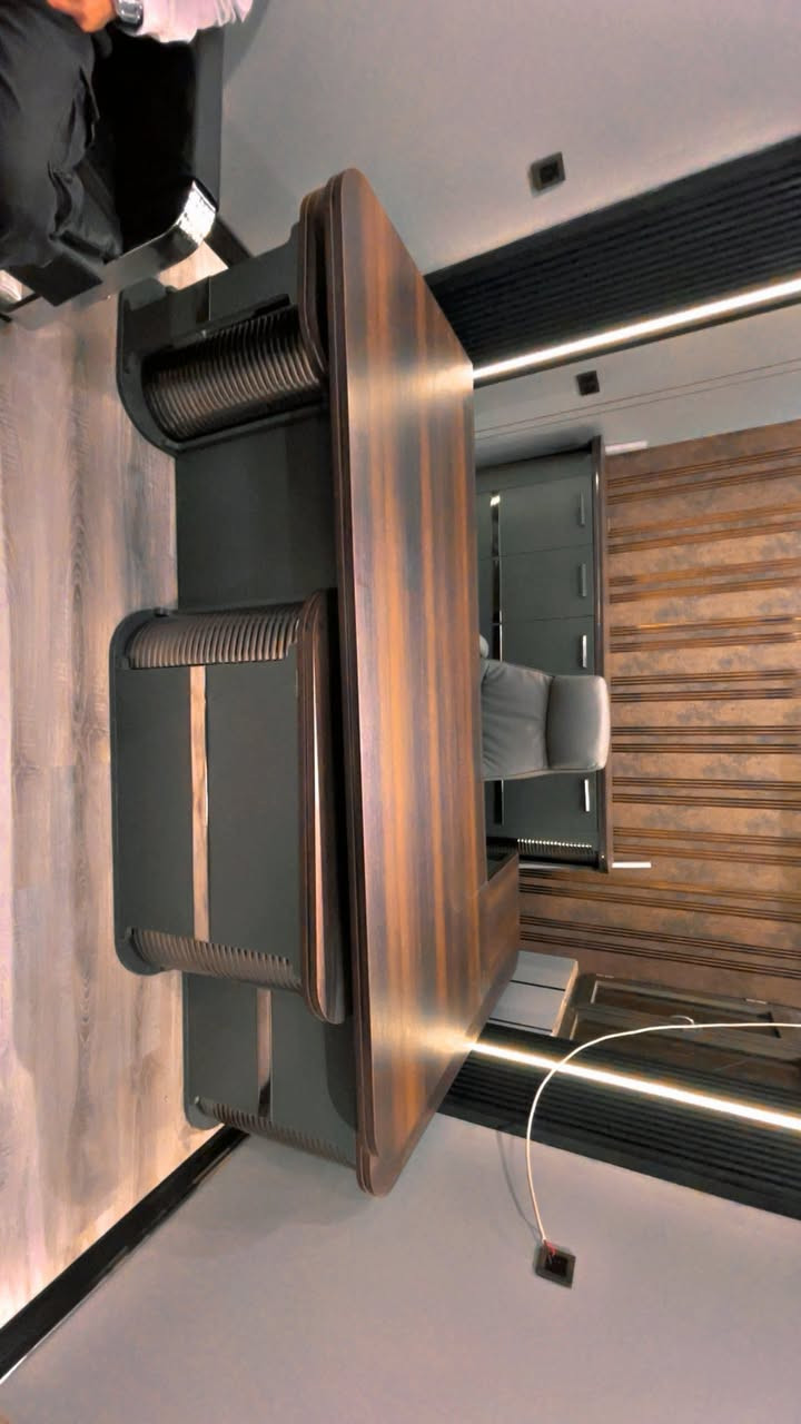 ميز مكتبي شغل درجه اوله نوعيه فووول بالحقيقه اكبر بالصوره مبين صغير نظافته 90 بال 100 العنوان الدوره شارع ابو طياره سعره مليون ونص وبي مجال / للستفسار ***********
