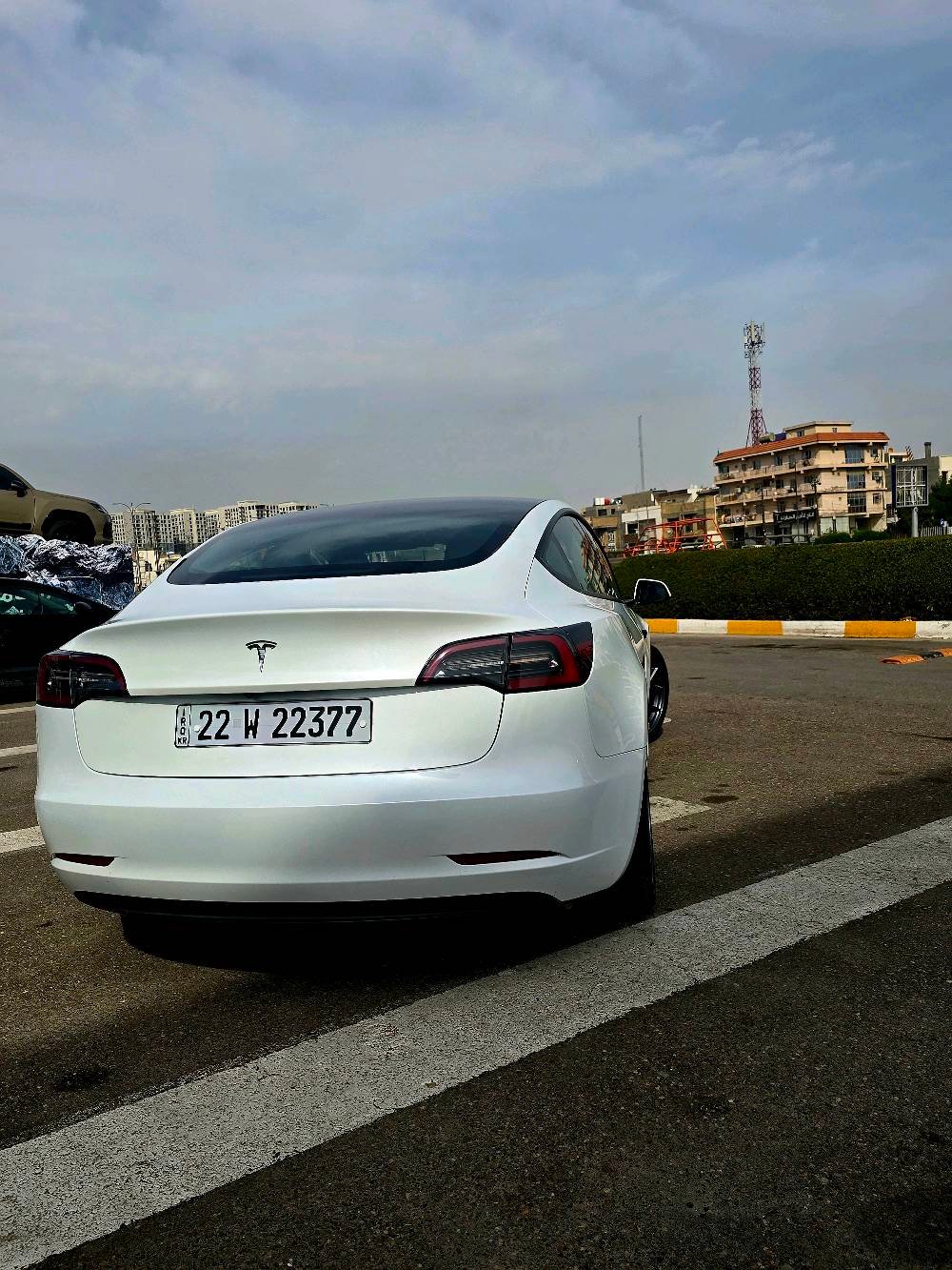 تيسلا 3 
2023
تك ماطور 
اون لاين
ماشية ٤٠ الف مايل
صبغ جاملغ خلف السايق وجزء من قبغ الجنطه من فوك  
بدون دواخل والايرباك سليم 
رقم اربيل  جاهزة ولا نقص برغي
تشغل وتطلع
شاحنه تسلا الاصليه وياها 
السعر ١٧٥ ورقه ومجال قليل جدا
5YJ3EIEA1PF506972 رقم الشاصي 
مكان السيارة بغداد / السيدية 
***********