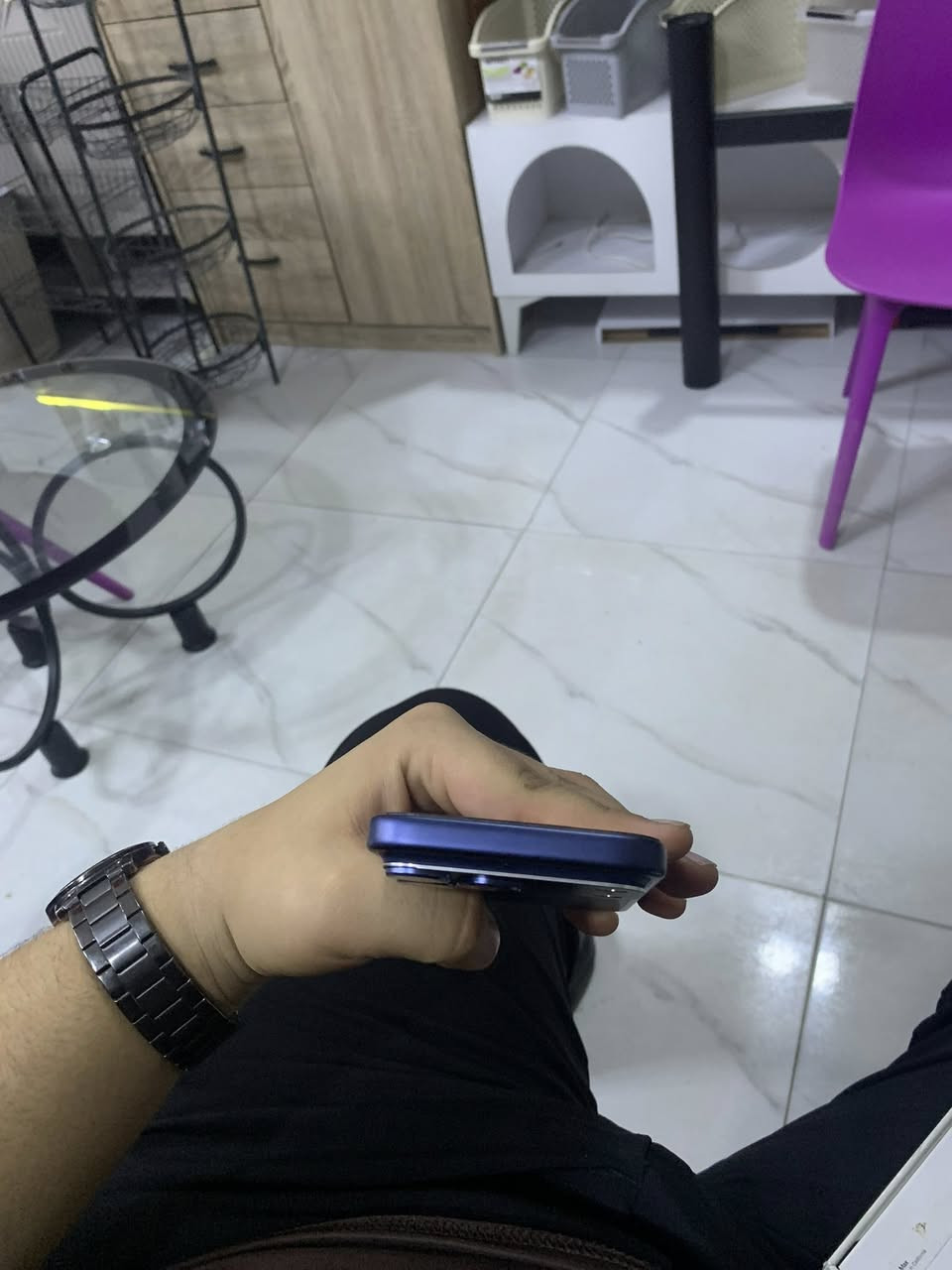 لسلام عليكم 17برو ماكس للبيع ذاكره 256 بطاريه 100مشحون85مره نضيف كلشي ما بي كامل ملحقات ما بي بس الضرر الي بل صوره 
سعره مليون و900بي مجال للشراي
***********
