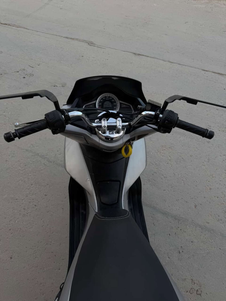 السلام عليكم Pcx جيل ثاني مديل2018 سلفر ماشيه 30الف دراجه ياباني مكفوله من كلشي بس ما عده كفرات بيهن شخوط  سعر خاص. للتواصل ***********
