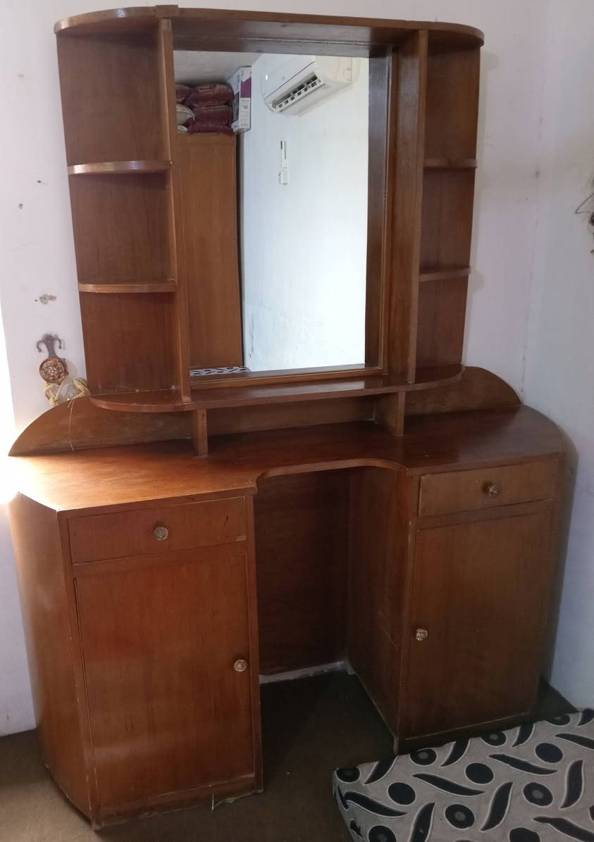 سلام عليكم البيع غرفه نوم خشب عراقي نضافه زينه خشب ثكيل مو خفيف وتجي وشوف بعينك وصلت 350عندك زود حياك الله 
مكاني قرية الرافدة /***********
